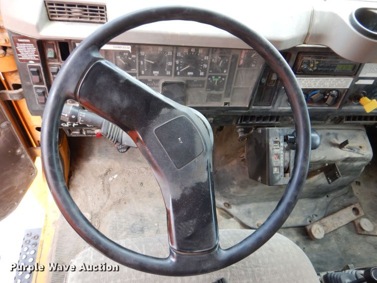 image for item KP9400 2001 International 4900  dump truck