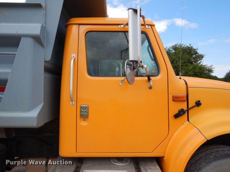 image for item KP9400 2001 International 4900  dump truck