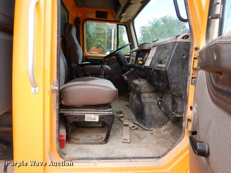image for item KP9400 2001 International 4900  dump truck