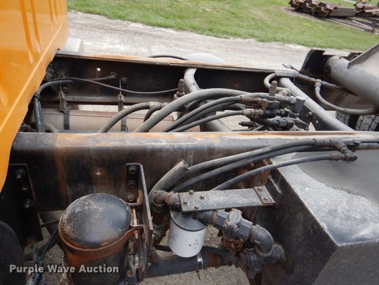 image for item KP9400 2001 International 4900  dump truck