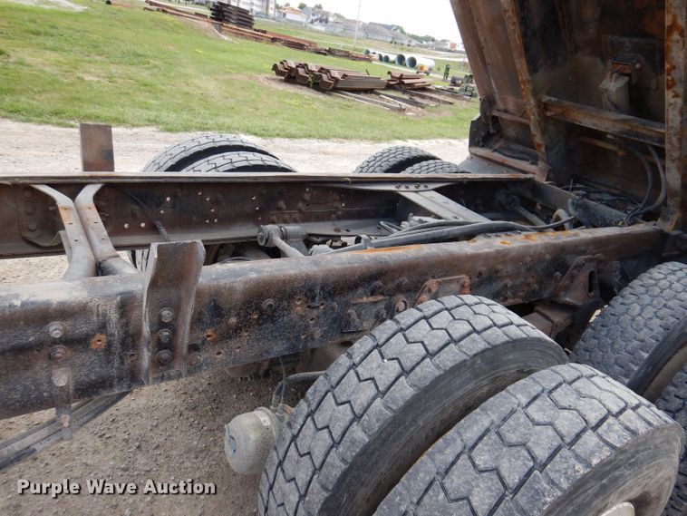 image for item KP9400 2001 International 4900  dump truck