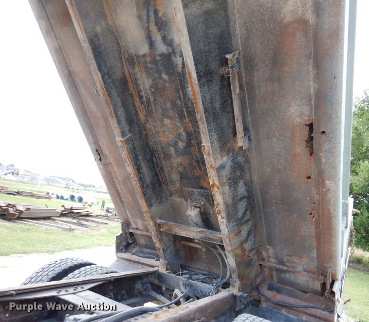 image for item KP9400 2001 International 4900  dump truck