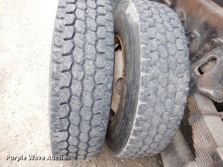 image for item KP9400 2001 International 4900  dump truck