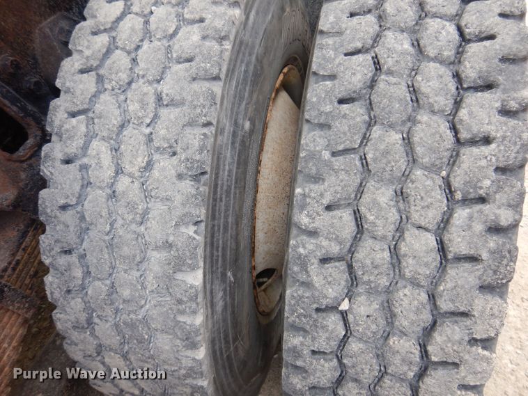 image for item KP9400 2001 International 4900  dump truck