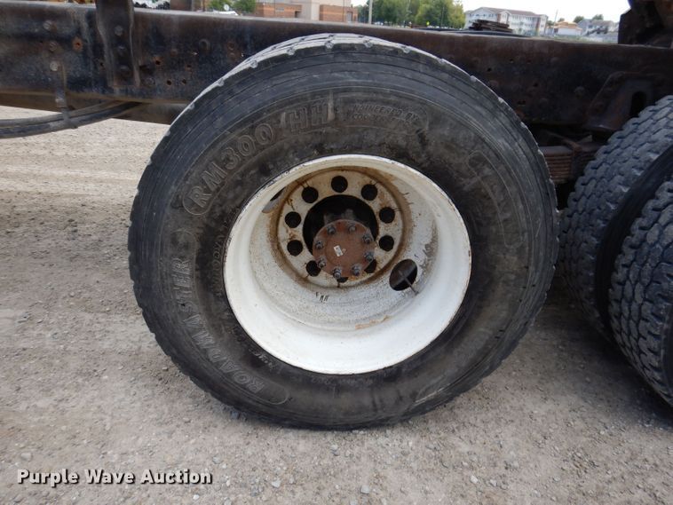 image for item KP9400 2001 International 4900  dump truck