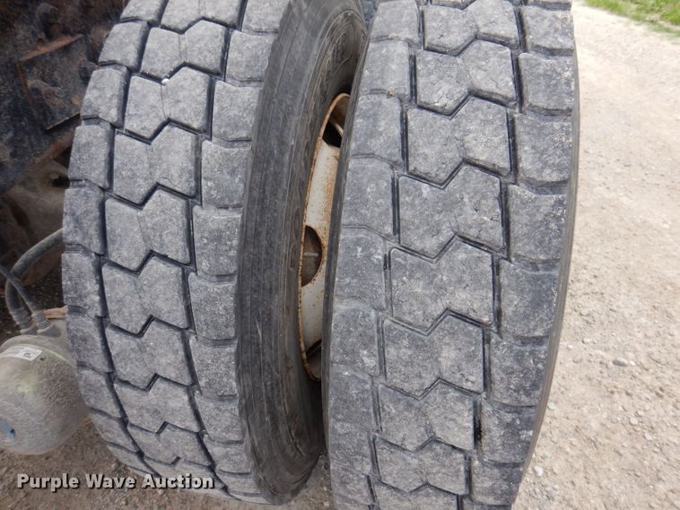 image for item KP9400 2001 International 4900  dump truck