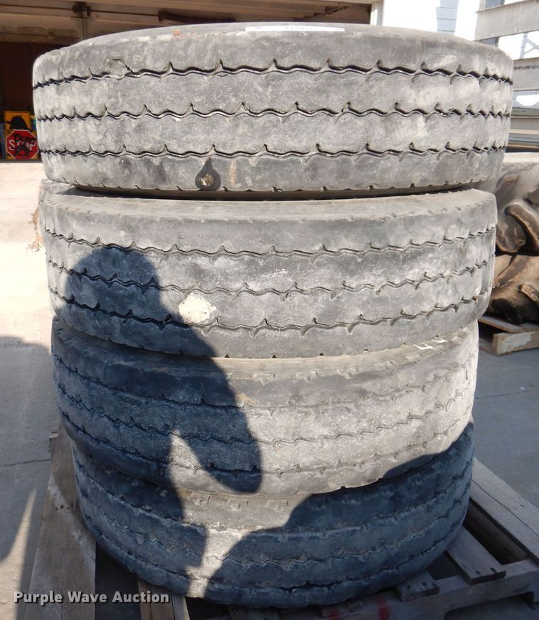 image for item KP9433 (4) Michelin XZY3 11R22.5 tires