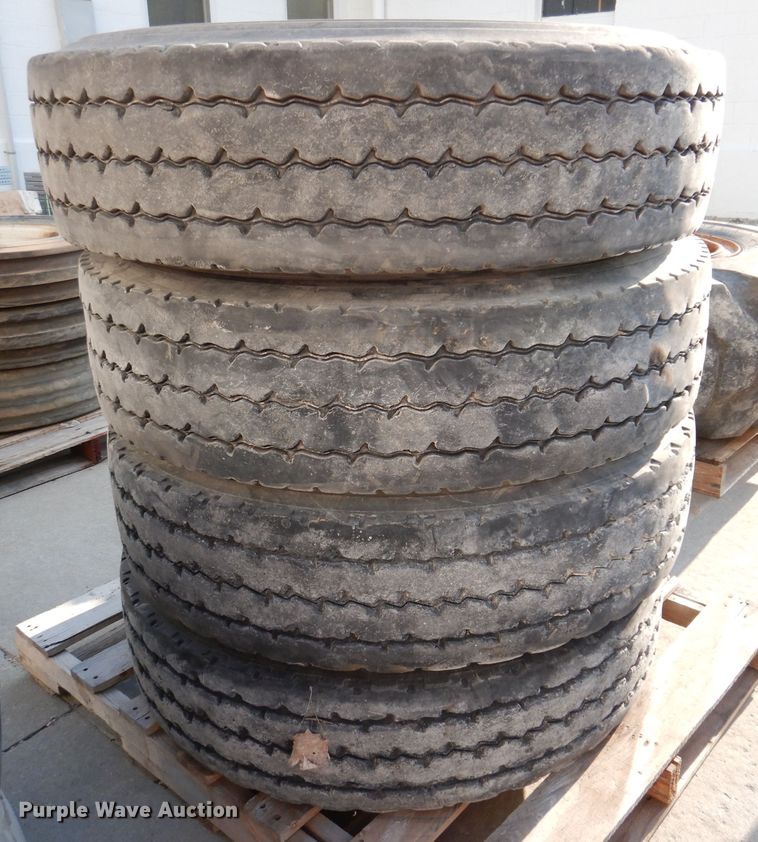 image for item KP9433 (4) Michelin XZY3 11R22.5 tires