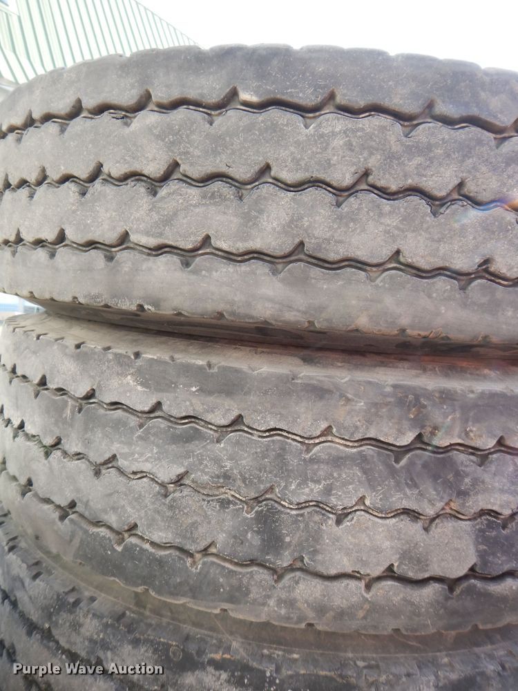 image for item KP9433 (4) Michelin XZY3 11R22.5 tires