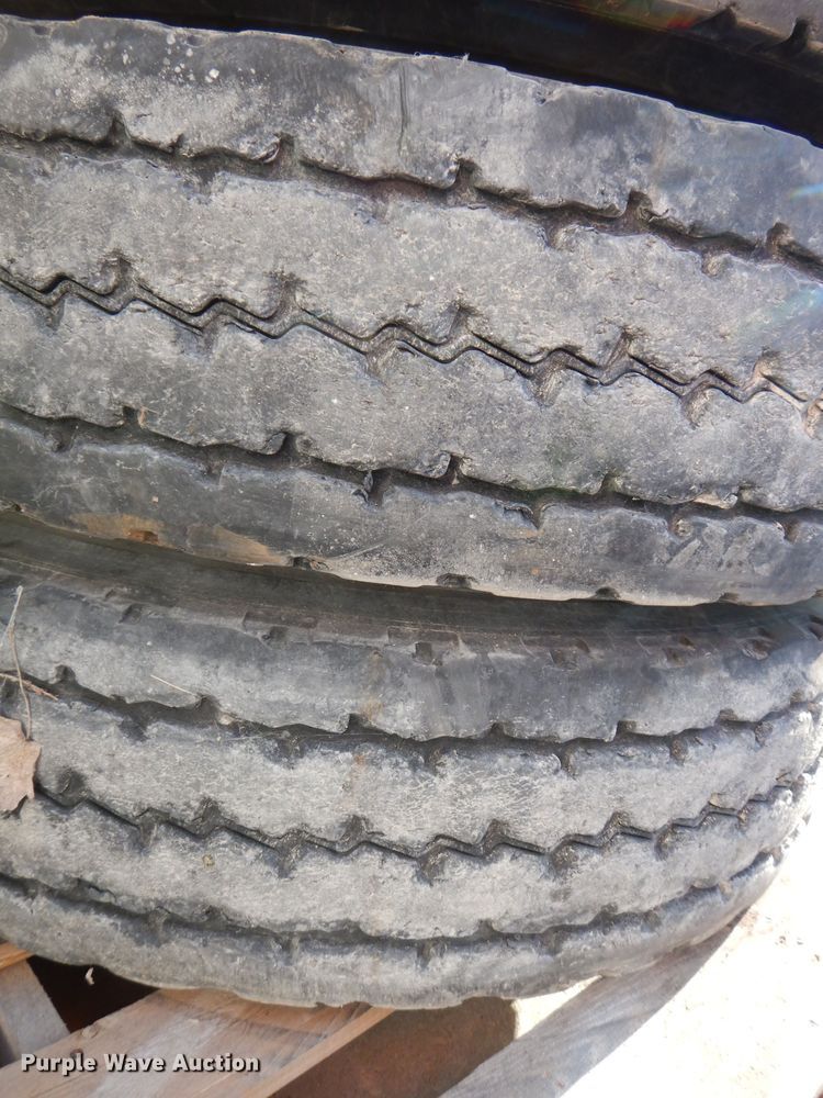 image for item KP9433 (4) Michelin XZY3 11R22.5 tires