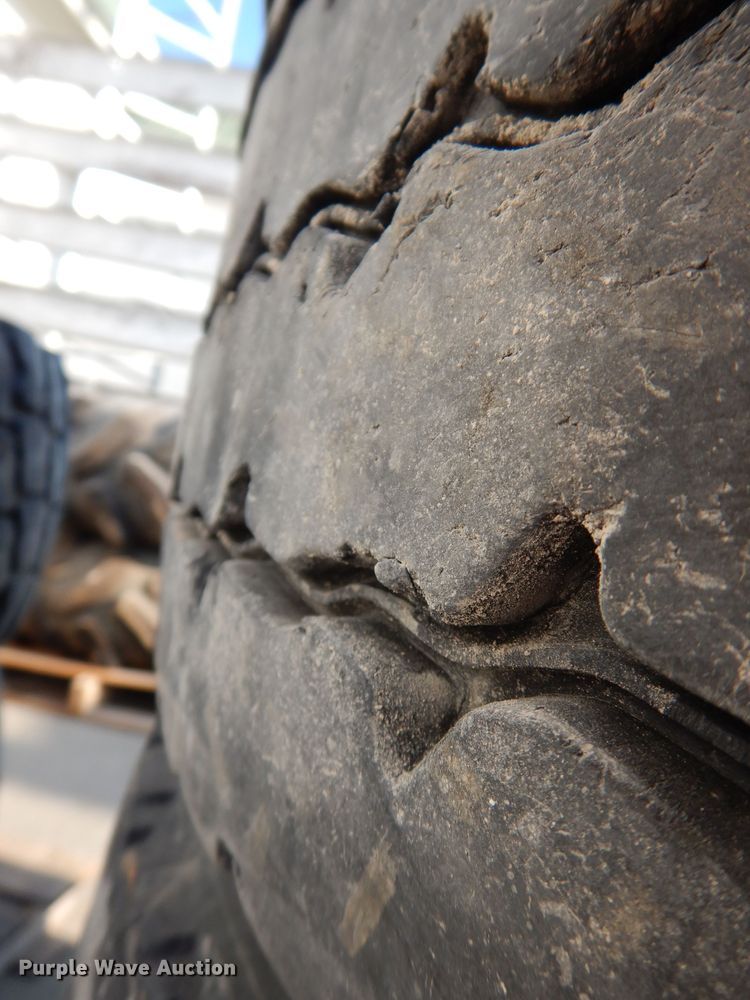 image for item KP9433 (4) Michelin XZY3 11R22.5 tires