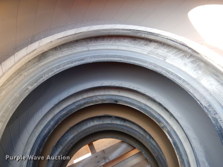 image for item KP9433 (4) Michelin XZY3 11R22.5 tires