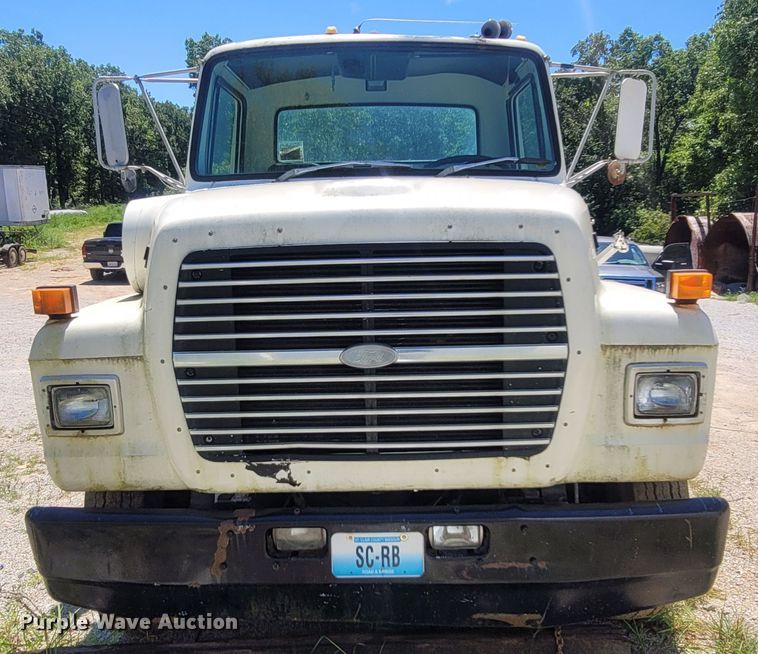 image for item LM9662 1989 Ford L8000  semi truck
