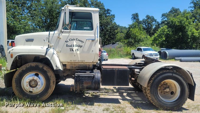 image for item LM9662 1989 Ford L8000  semi truck