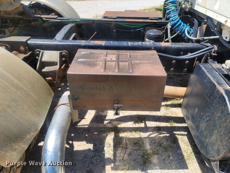 image for item LM9662 1989 Ford L8000  semi truck