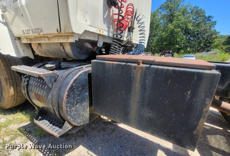 image for item LM9662 1989 Ford L8000  semi truck