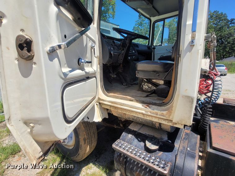 image for item LM9662 1989 Ford L8000  semi truck