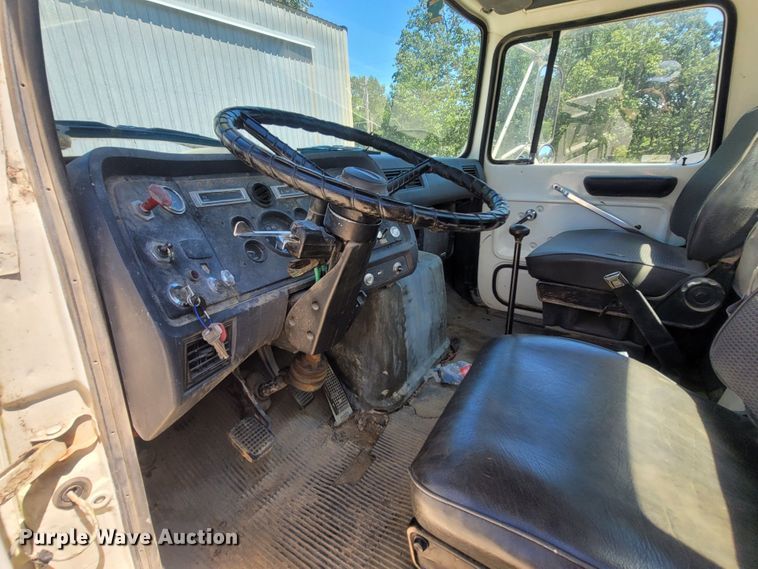 image for item LM9662 1989 Ford L8000  semi truck