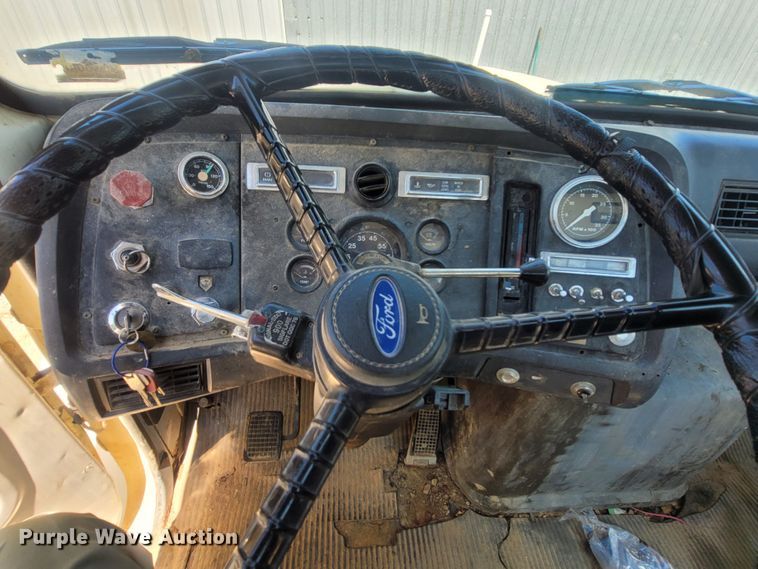 image for item LM9662 1989 Ford L8000  semi truck