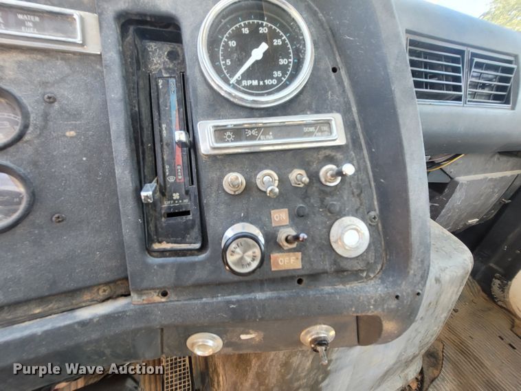 image for item LM9662 1989 Ford L8000  semi truck