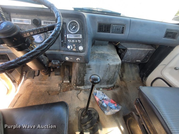 image for item LM9662 1989 Ford L8000  semi truck