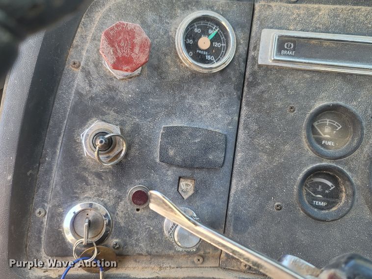 image for item LM9662 1989 Ford L8000  semi truck