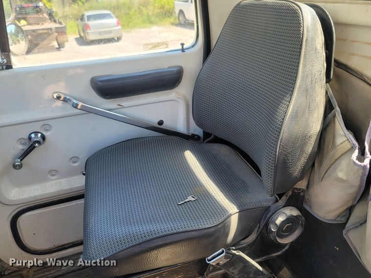 image for item LM9662 1989 Ford L8000  semi truck