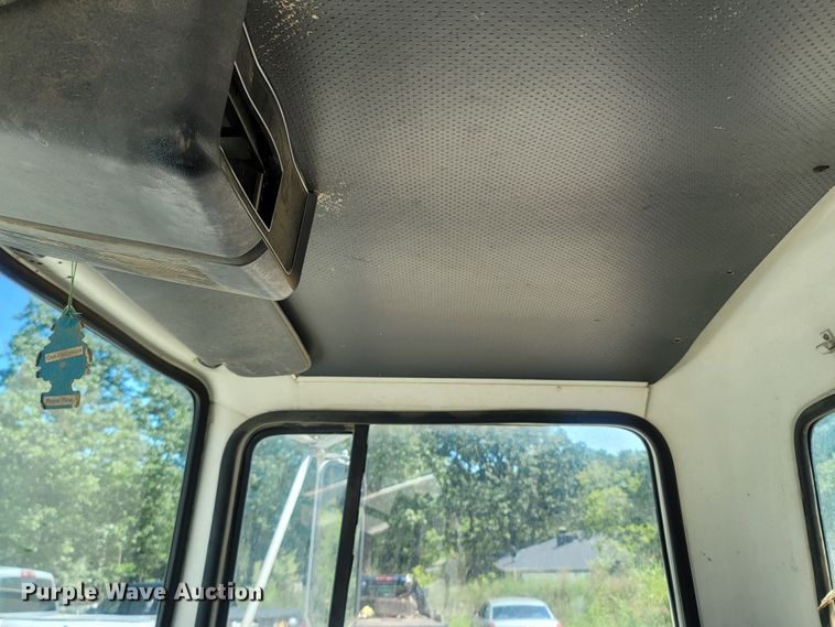 image for item LM9662 1989 Ford L8000  semi truck