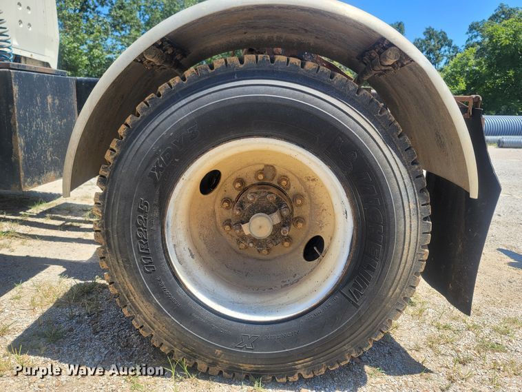 image for item LM9662 1989 Ford L8000  semi truck