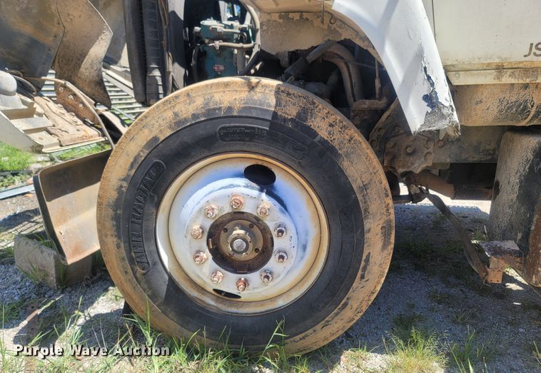 image for item LM9662 1989 Ford L8000  semi truck