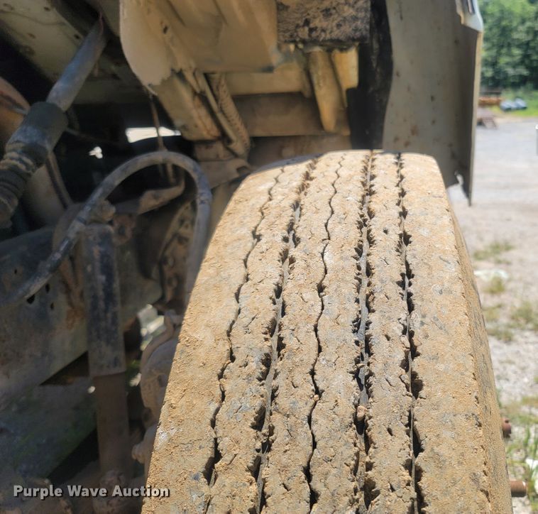 image for item LM9662 1989 Ford L8000  semi truck