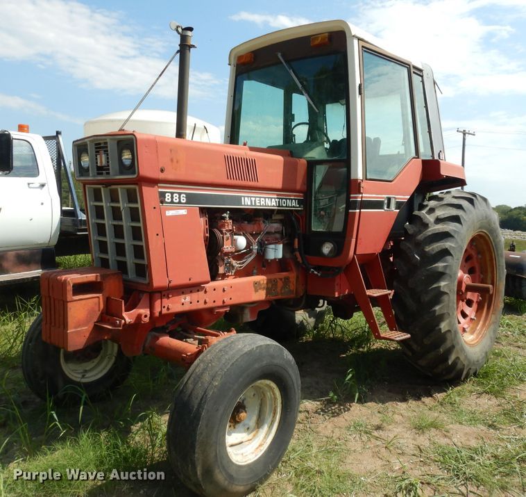 image for item LR9807 1980 International 886  tractor