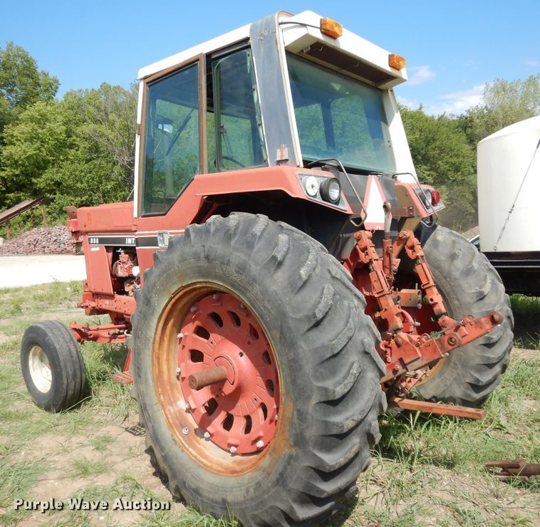 image for item LR9807 1980 International 886  tractor