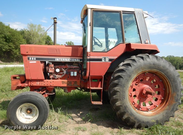 image for item LR9807 1980 International 886  tractor