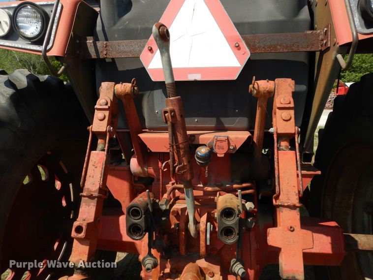 image for item LR9807 1980 International 886  tractor