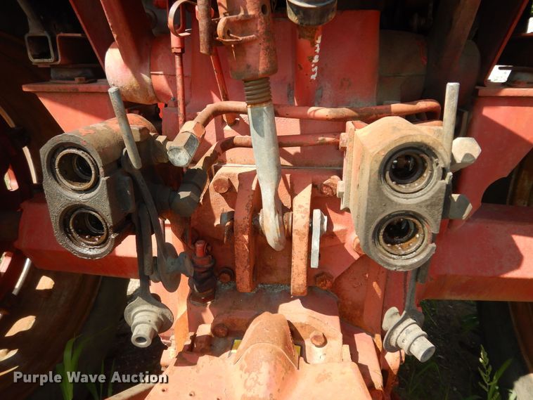 image for item LR9807 1980 International 886  tractor