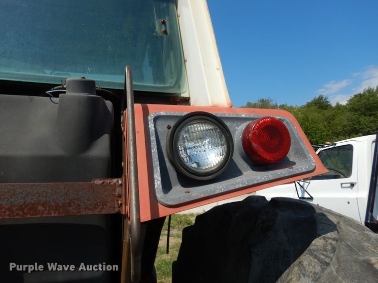 image for item LR9807 1980 International 886  tractor