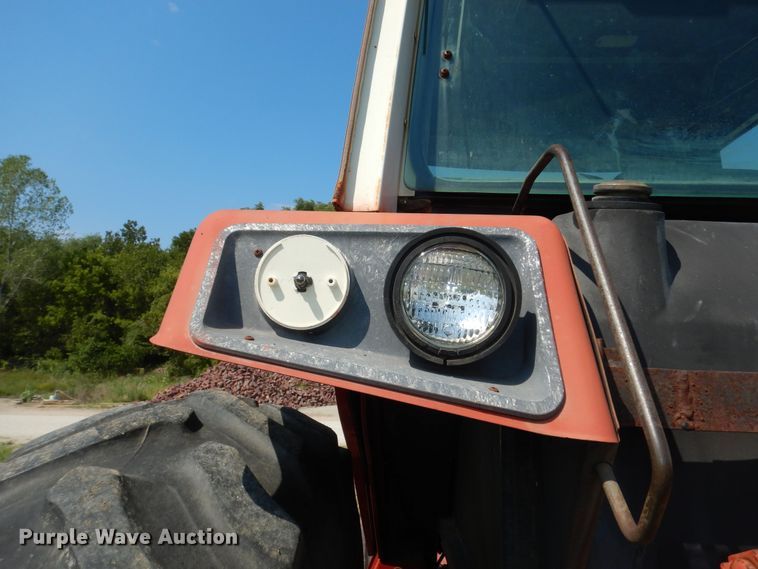 image for item LR9807 1980 International 886  tractor