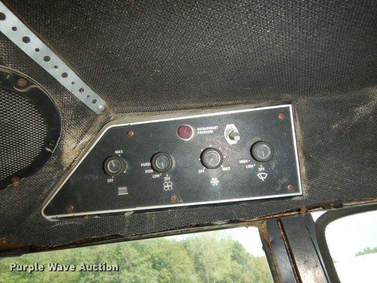 image for item LR9807 1980 International 886  tractor