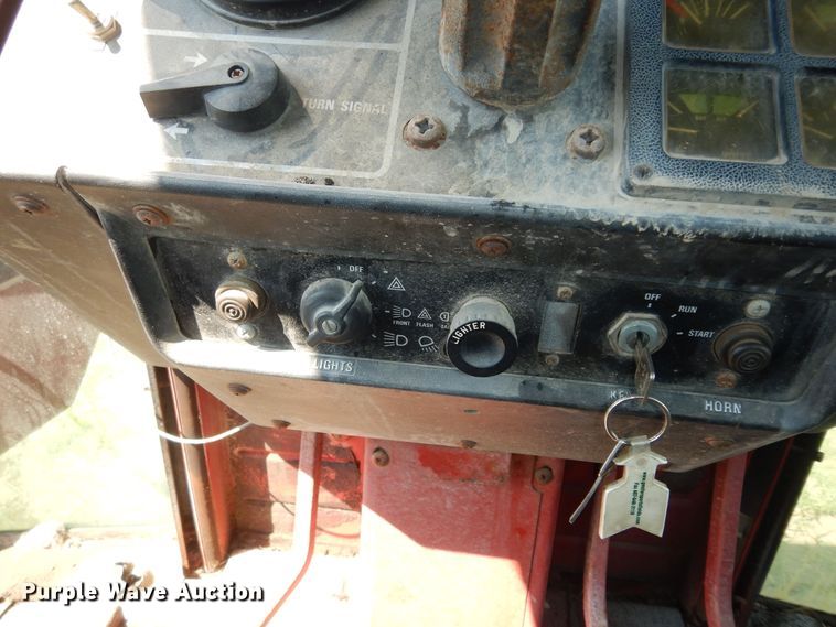 image for item LR9807 1980 International 886  tractor