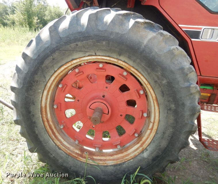 image for item LR9807 1980 International 886  tractor