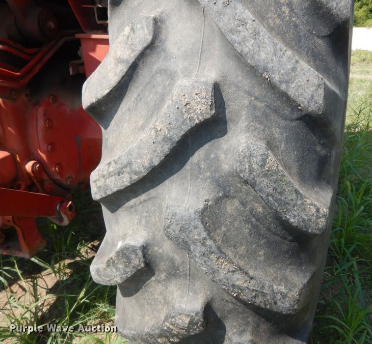 image for item LR9807 1980 International 886  tractor