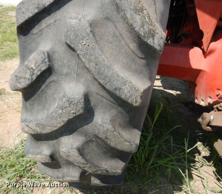 image for item LR9807 1980 International 886  tractor