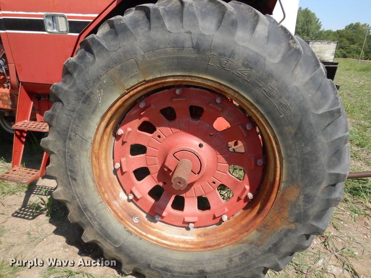 image for item LR9807 1980 International 886  tractor