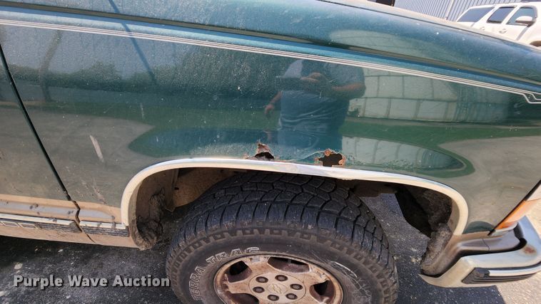 image for item MK9057 1998 Chevrolet Silverado 1500  pickup truck