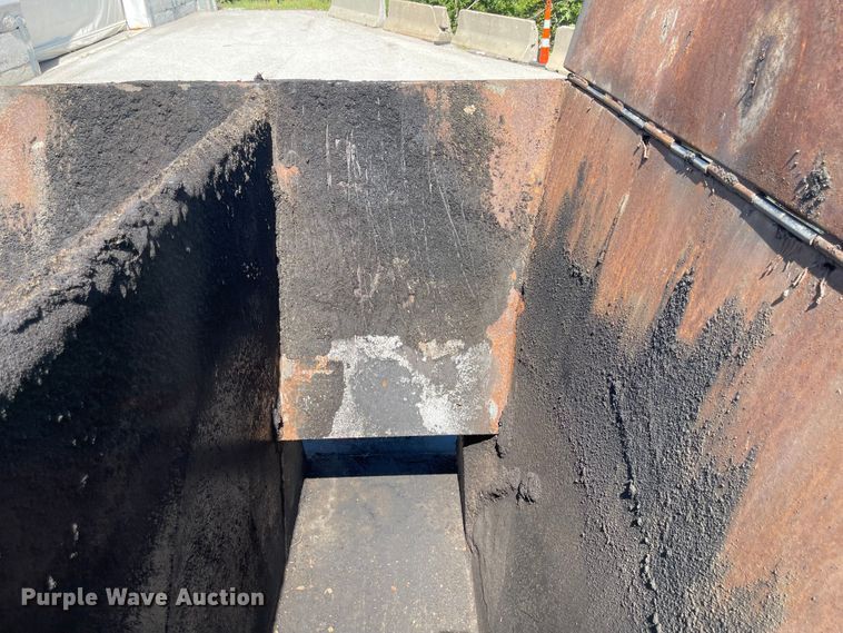 image for item MU9116 Roadmaster 300J  asphalt trailer