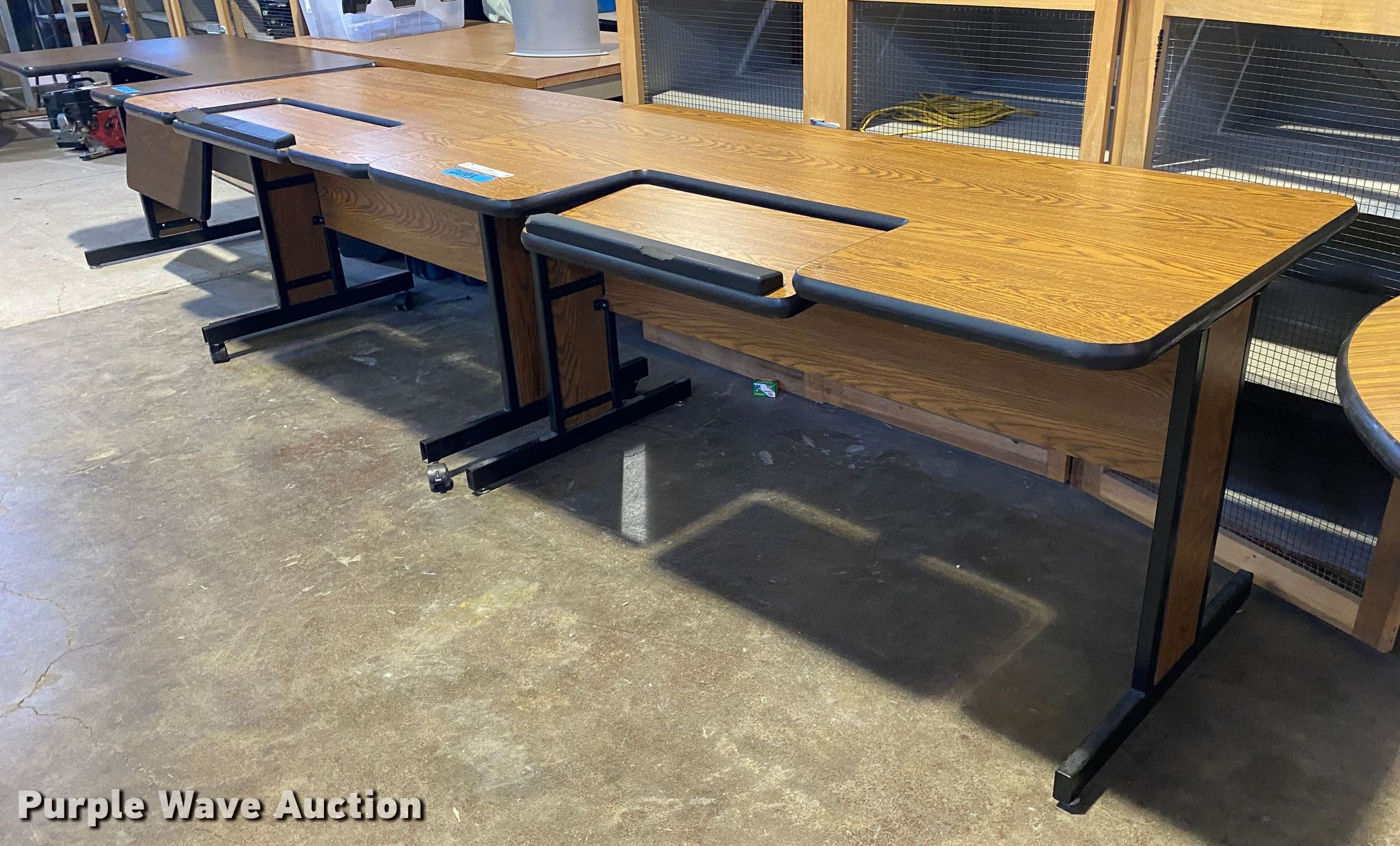 (4) desks in Tulsa, OK Item JA9097 sold Purple Wave