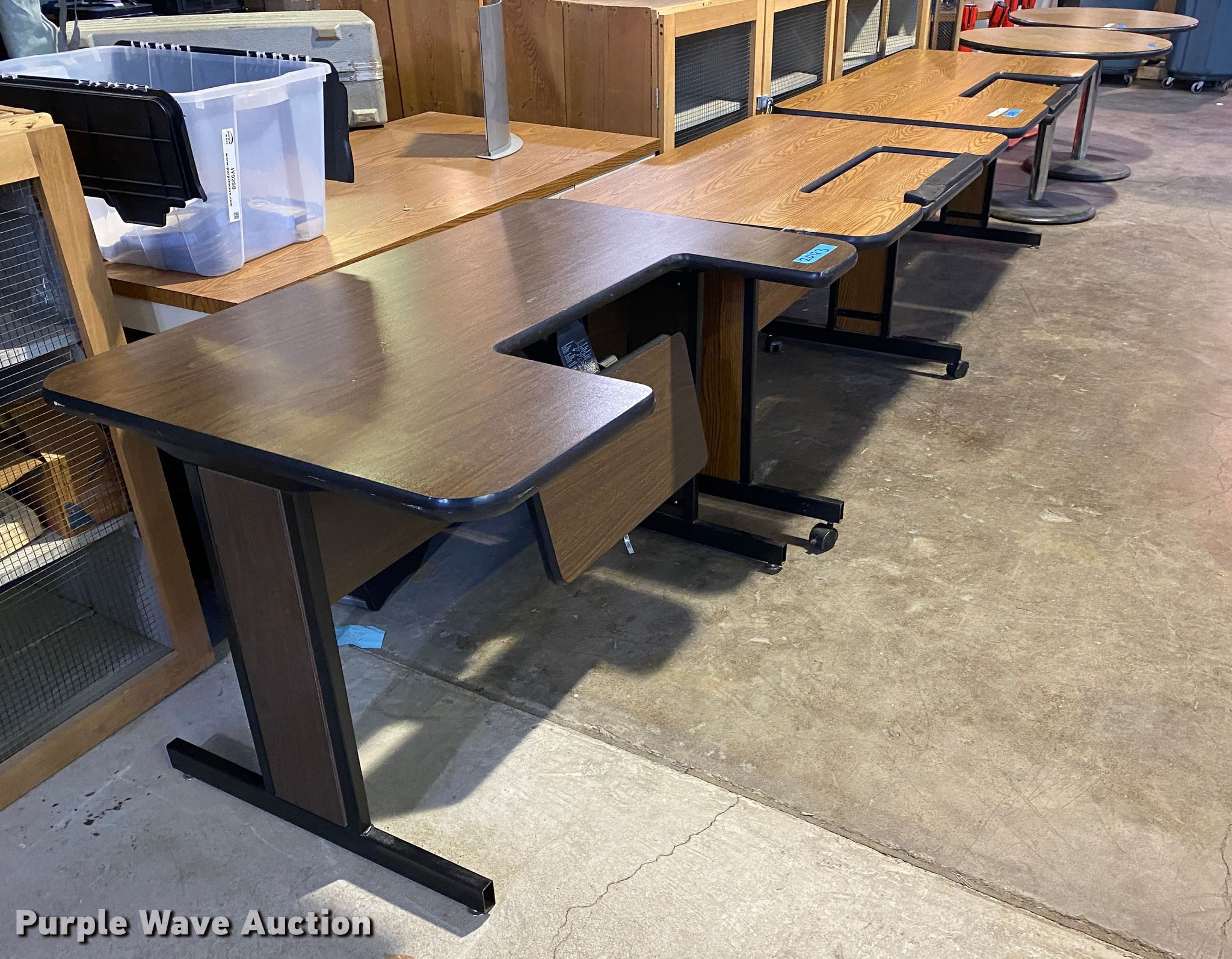 (4) desks in Tulsa, OK Item JA9097 sold Purple Wave