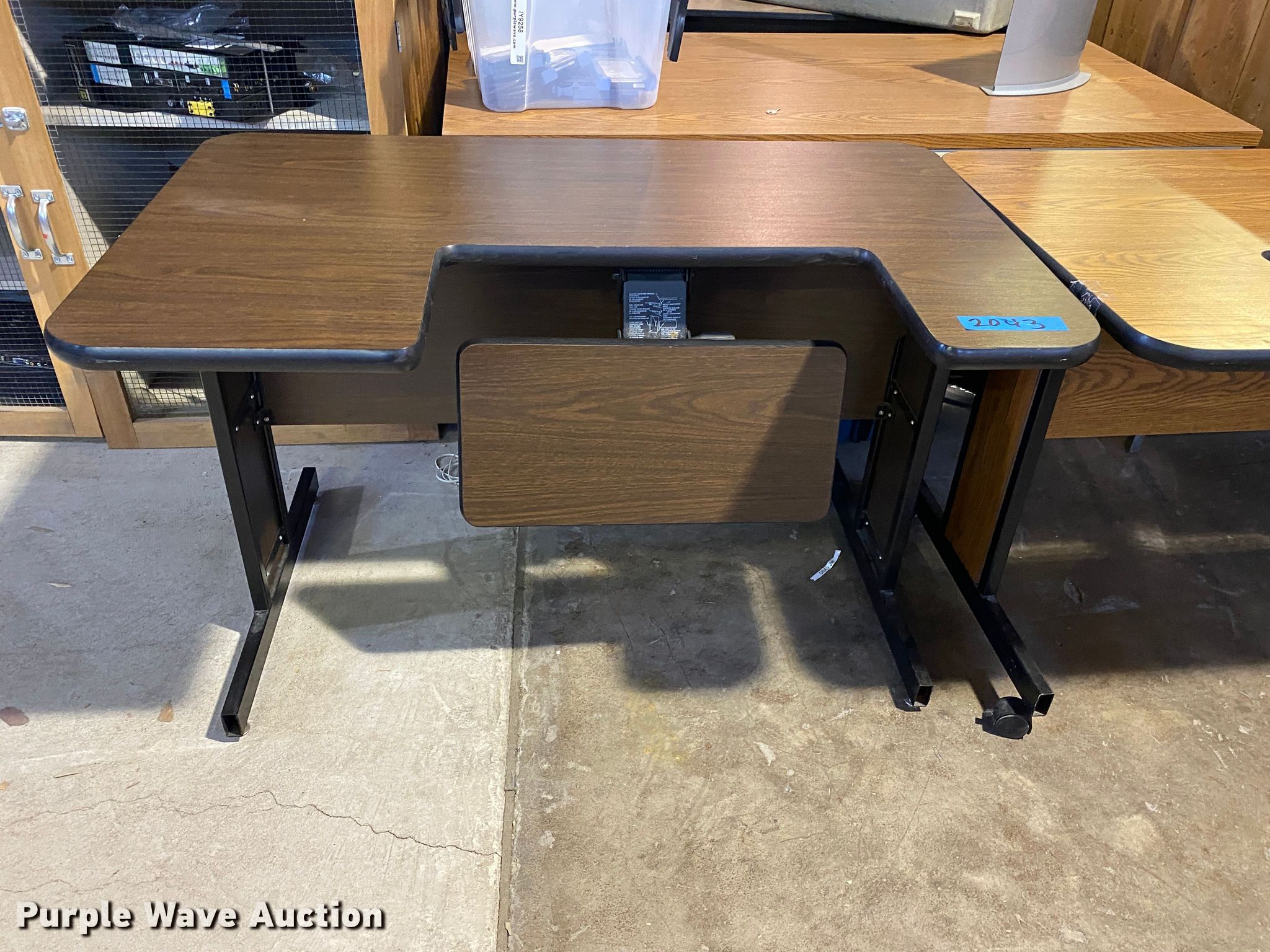 (4) desks in Tulsa, OK Item JA9097 sold Purple Wave