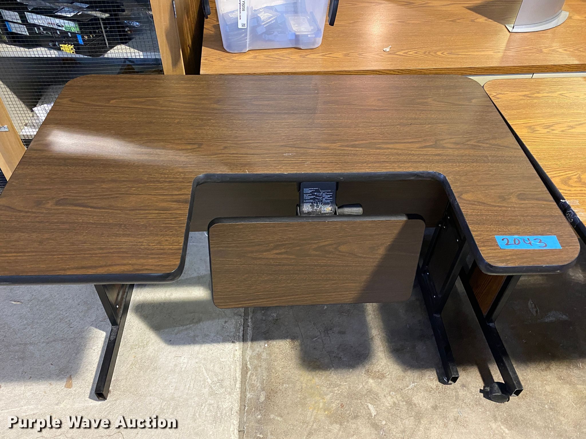 (4) desks in Tulsa, OK Item JA9097 sold Purple Wave